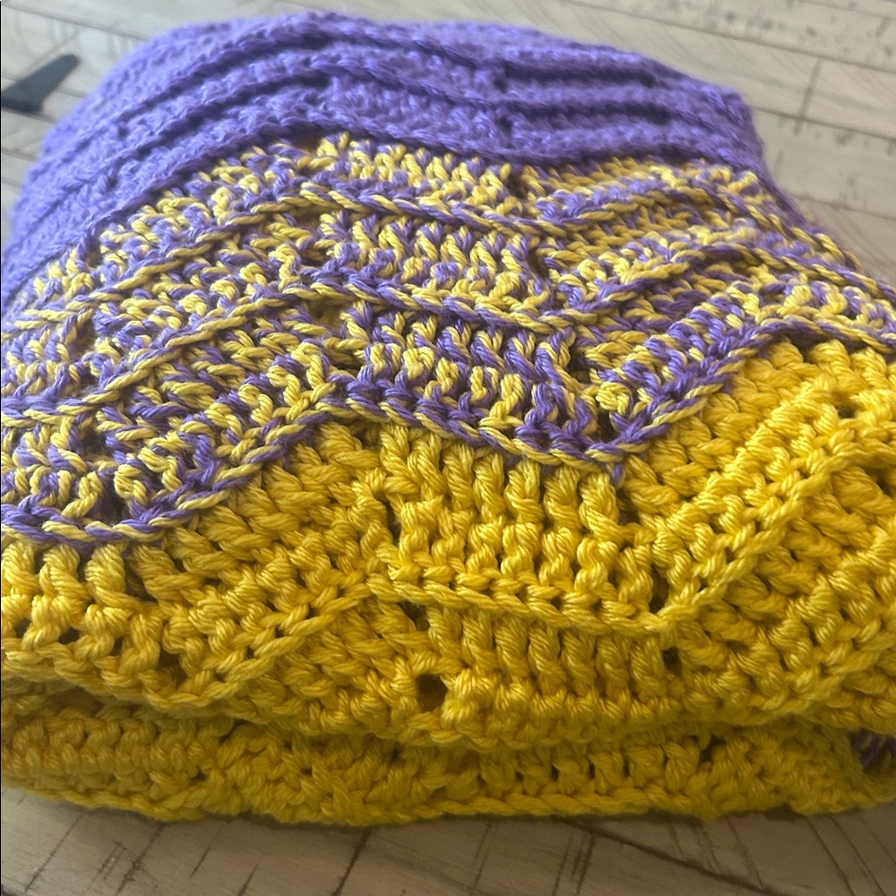 New Hand Knit Blanket Large Cozy Throw Handmade  45X60 New Condition - Picture 5 of 8